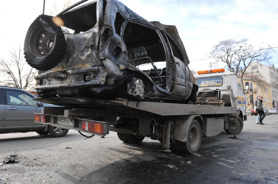 На севере Петербурга в жилом квартале дотла сгорел грузовой автомобиль